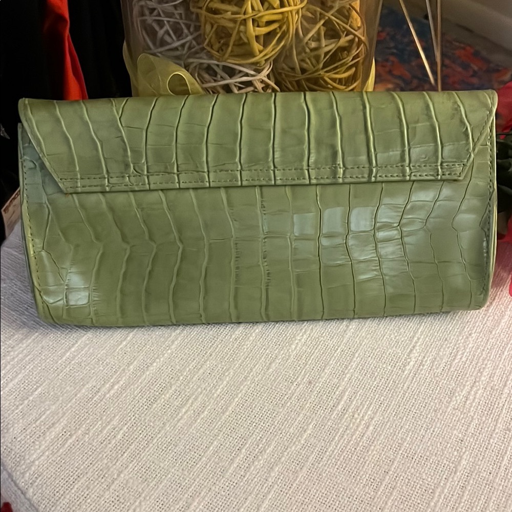 Green Crocodile-Embossed Clutch - Picture 3 of 6